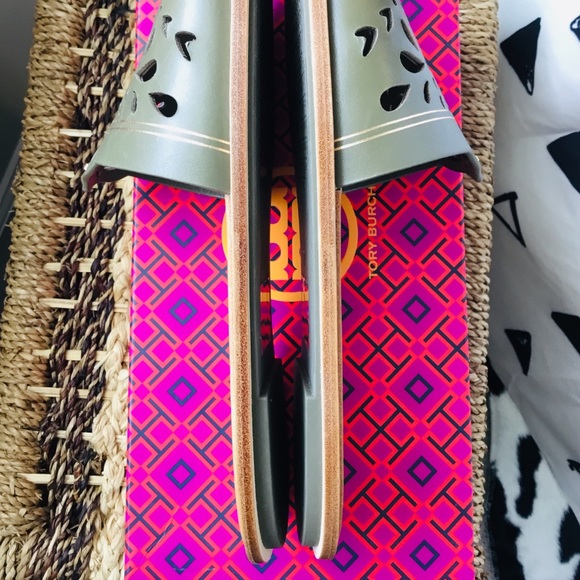 Tory Burch Annika Banana Leaf Sandals new in box - Picture 4 of 8